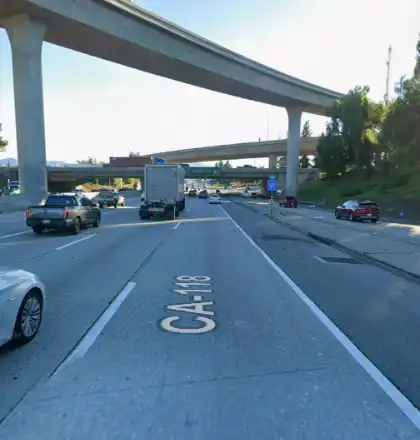 04-09-2026-Los-Angeles-County-CA-–-Big-Rig-Crashes-Through-Center-Divider-on-118-Freeway-in-Granada-Hills