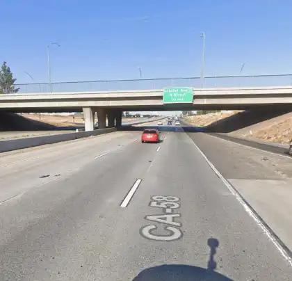 07-06-2026-Kern-County-CA-–-Multi-Vehicle-Crash-Involving-Jackknifed-Truck-Causes-Delays-on-Highway-58-in-Bakersfield