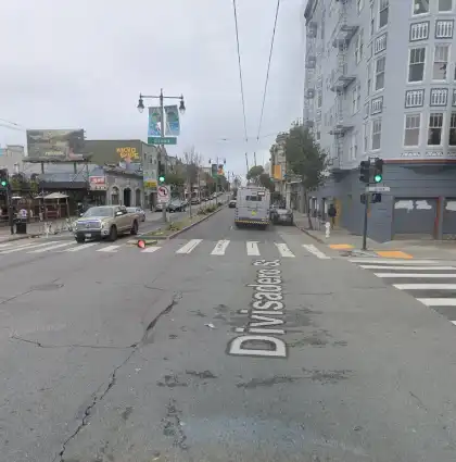 08-04-2026-San-Francisco-County-CA-–-Choque-De-Dos-Vehiculos-Vuelca-Carro-En-Divisadero-Y-Grove-St